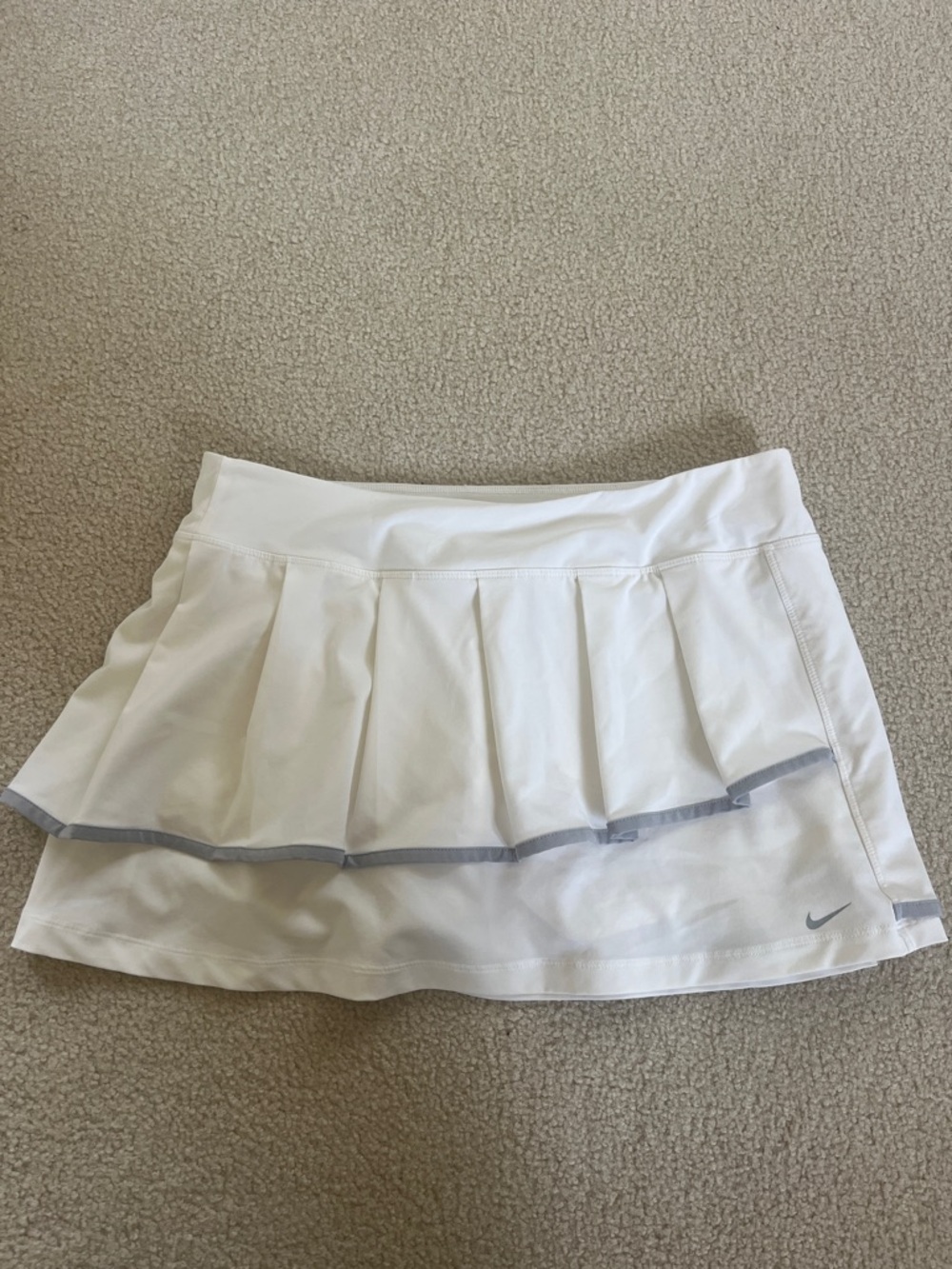 Nike White Pleated Tennis Skort with Light Gray Trim Dri Fit size Large